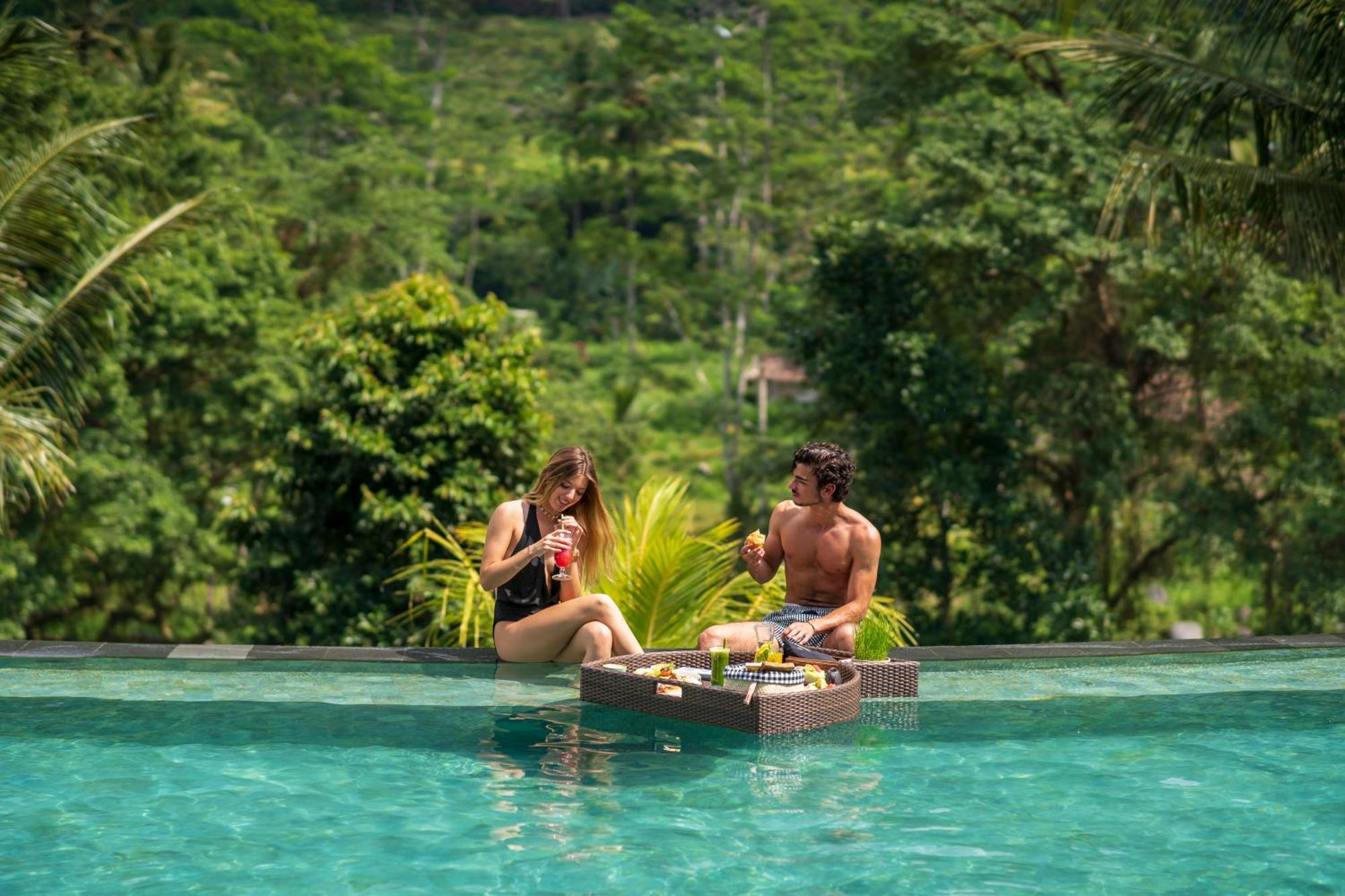 فندق وابا دي أومي سايدمين سيديمين المظهر الخارجي الصورة Floating breakfast at Alila Ubud